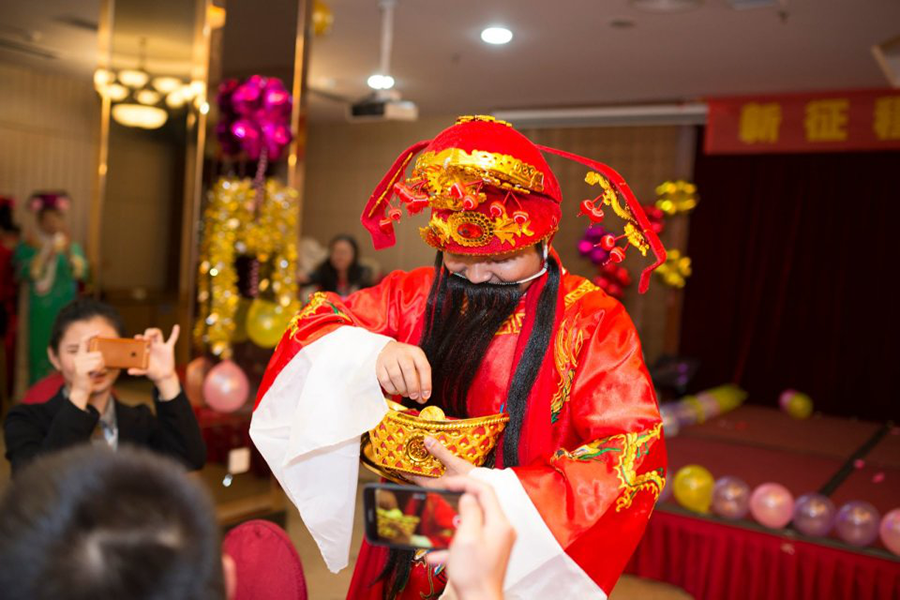 財(cái)神爺派發(fā)利是糖果